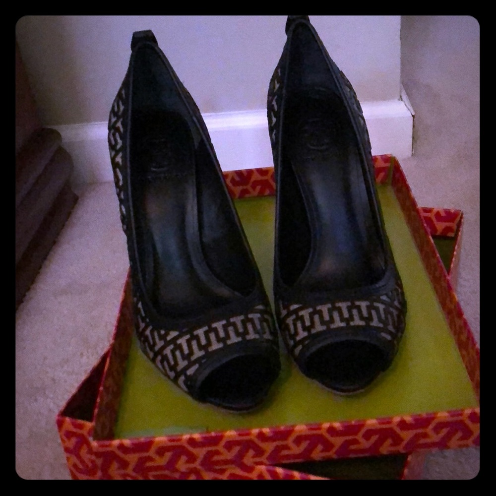 Tory Burch Regan Pump worn once, in box with tag